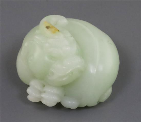 A Chinese celadon jade carving of a lion-dog, 5.3cm